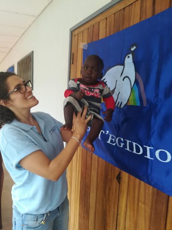 Completa um ano de vida a Clinique DREAM em Bangui, na República Centro-Africana, para o tratamento gratuito do HIV. E a vida vence sobre a guerra